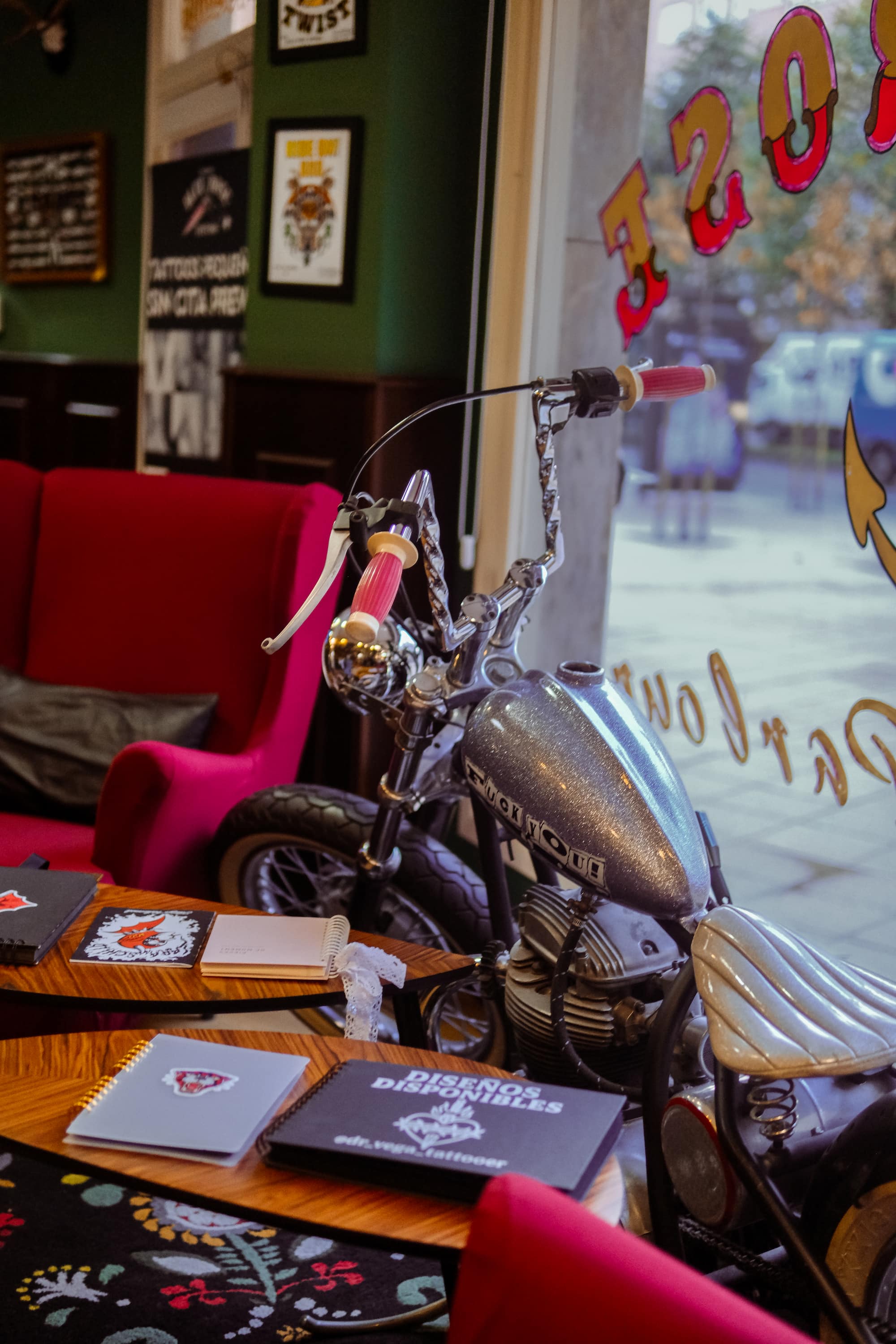 Blue Rose Tattoo · Estudio