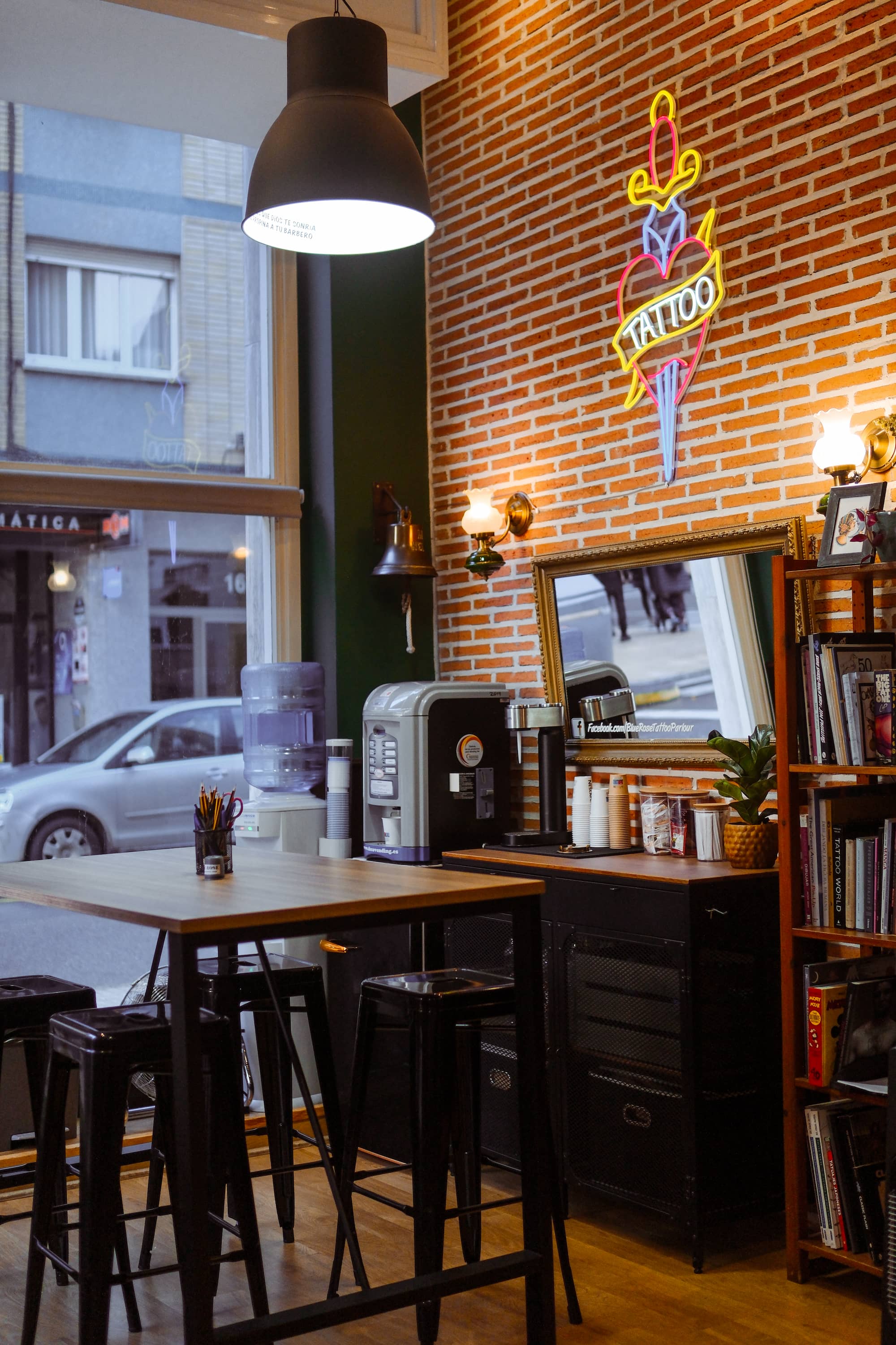 Blue Rose Tattoo · Estudio