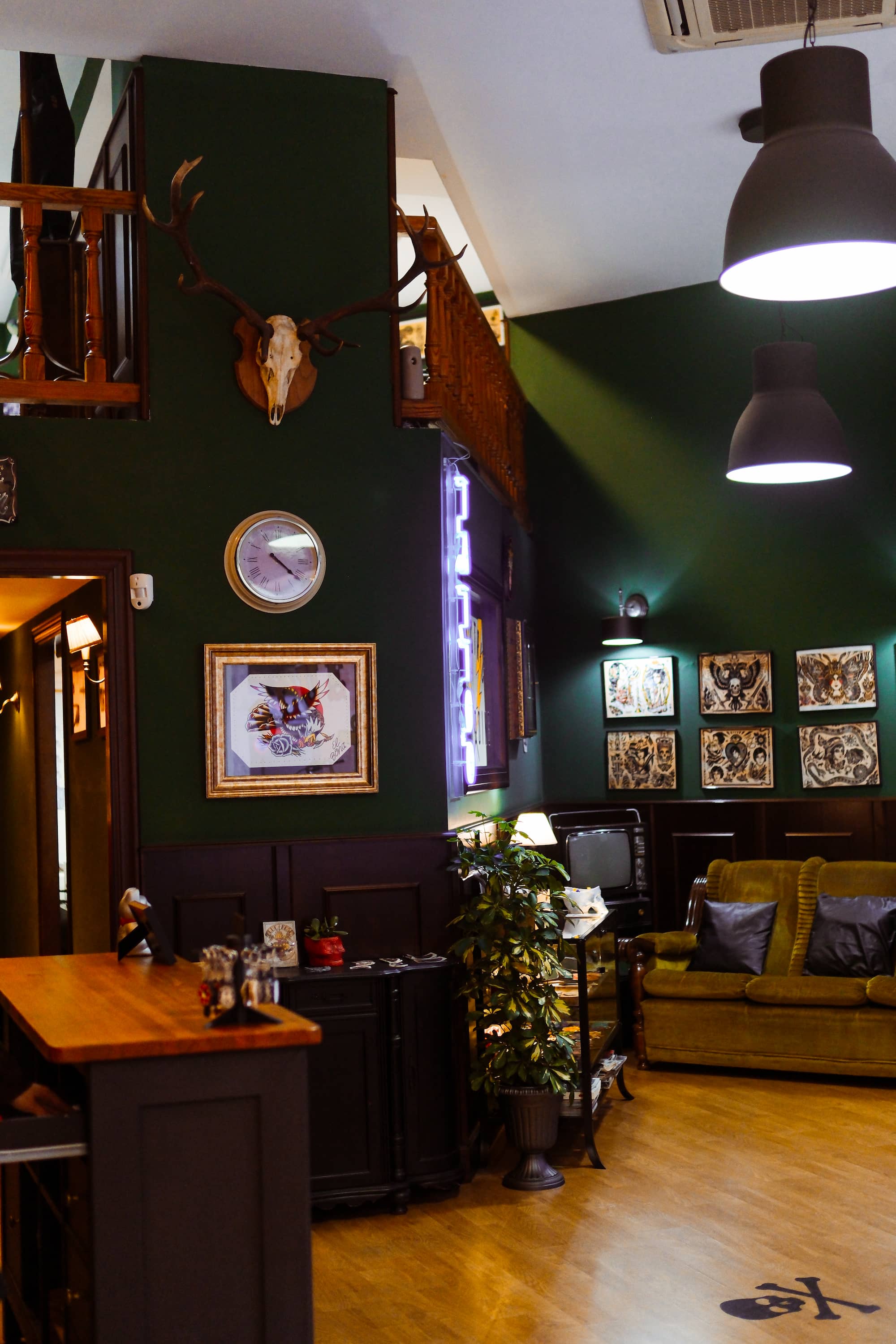 Blue Rose Tattoo · Estudio